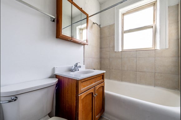 Chicago Apartments for rent in Grand Crossing | 7145 S Indiana Bathroom